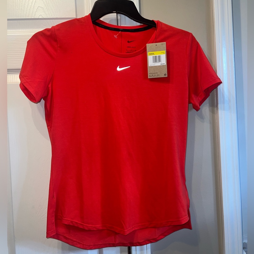 ⭐️NEW WITH TAGS⭐️ Women’s Nike t-shirt size S - Picture 3 of 9